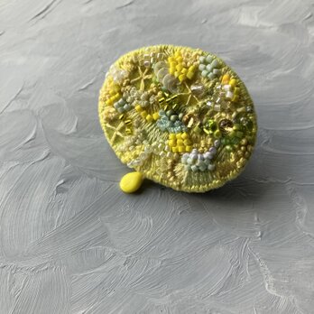 "yellow green tea"  刺繍デザイン楕円形ブローチの画像