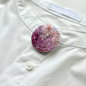 "happy pink gradation wave " 糸とビーズで描くグラデーション刺繍ブローチの画像