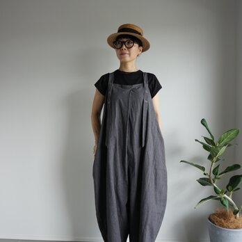 round wide salopette〈charcoal gray/black〉の画像