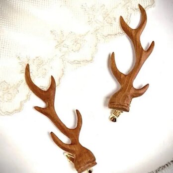 鹿の角モチーフの木彫りイヤリング(桂の木)の画像