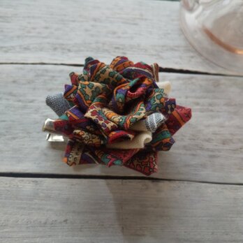 つまみ細工の満開バラのコサージュ