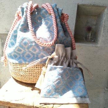 マダガスカル産ラフィアとコマーソンのファブリックを使った大人の巾着鞄のセット（サーモンピンク）の画像