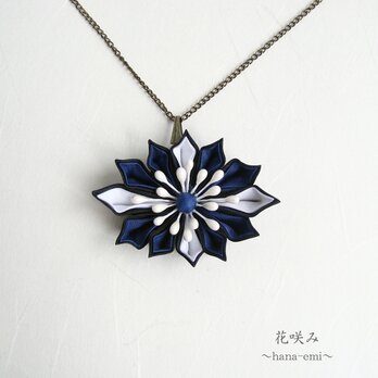 花咲み　クロスデザインのペンダント　青×白　つまみ細工の画像