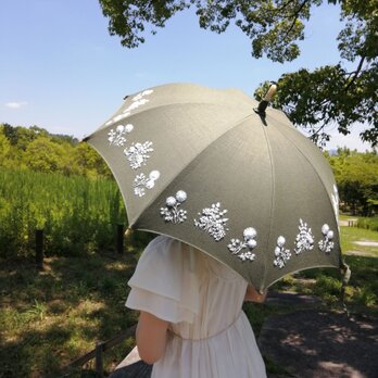 プードル＆ボタニカル白糸刺繍の高級日傘（モスグリーンのリネン生地にホワイト・プードル）UV加工済みの画像