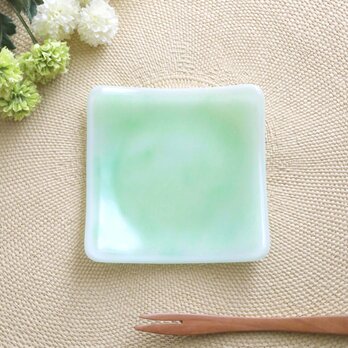水彩画のようなガラスの小皿「greengrass」の画像