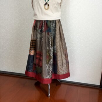 着物リメイク♪丈８０ｃｍ：色々な大島紬をランダムにパッチして作ったお洒落なスカート（裏地付き）の画像