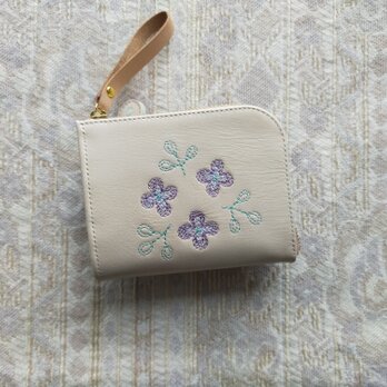 刺繍革財布『すみれ』ホワイトクリーム×”むらさき”（牛革）☆二つ折りミニ財布☆の画像