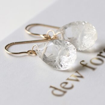 宝石質 クリスタルクォーツ（水晶）雫ピアス／イヤリング レース彫刻 透明感 — Crystal lace —