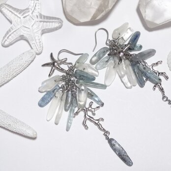 カイヤナイトとペリステライト(ブルームーンストーン)の海色ロングピアスの画像