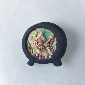 陶器水槽「金魚の眼差し」［陶器ブローチ］の画像