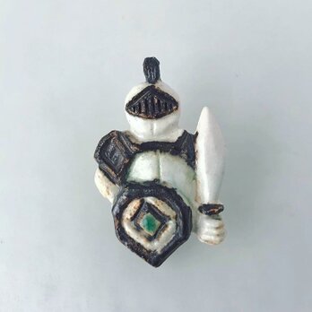 王宮の騎士［陶器ブローチ］の画像