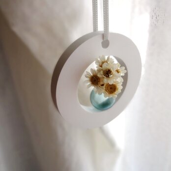 アロマストーン ■ 丸い窓辺の風景 青磁色の花瓶 ■ 小さなブーケつきの画像