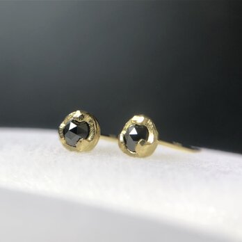 Tiny, textured K18YG dots earrings with black diamondsの画像