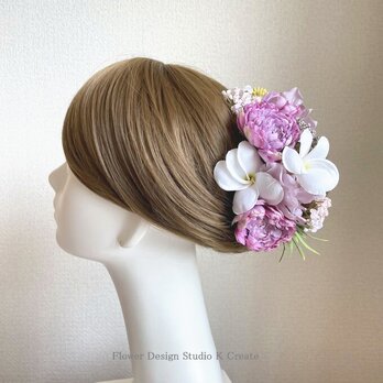 モーブピンクのラナンキュラスとプルメリアのヘッドドレス　結婚式　ヘッドドレス　紫　紫陽花　ウェディング　花嫁ヘアの画像