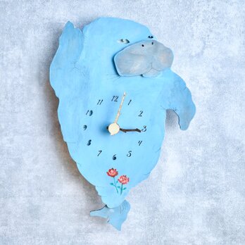 海辺のジュゴンが合図する時計 木製 掛け時計の画像