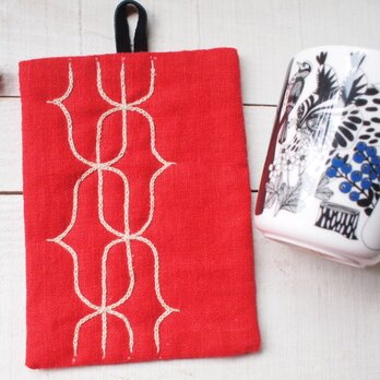 アイヌ刺繍の鍋つかみ　リネンの赤にホップで染めた糸の画像