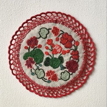 赤い花　ゼラニウム　花の刺繍の飾り布　壁飾り　壁掛け　タペストリー　ウォールデコ　ドイリー　チェーンステッチ　刺繍の画像