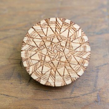 【木ｔｃｈ】クルミの木・ブローチ kaleidoscope（万華鏡）の画像
