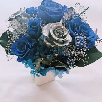 青い薔薇とシルバーローズアレンジ/プリザーブドフラワー夜空の輝き（フラワーケースリボンラッピング付き）