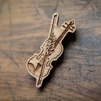【木ｔｃｈ】クルミの木・ブローチ　violin（ヴァイオリンを奏で祈る）の画像