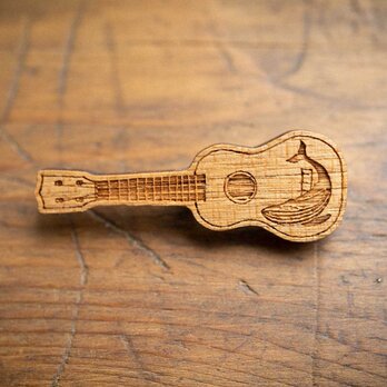 【木ｔｃｈ】クルミの木・ブローチ　ukulele（ゆめのせて跳ねる）ウクレレの画像