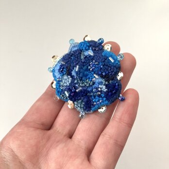 "Summer Blue "夏のブルーを楽しむ　刺繍ブローチの画像