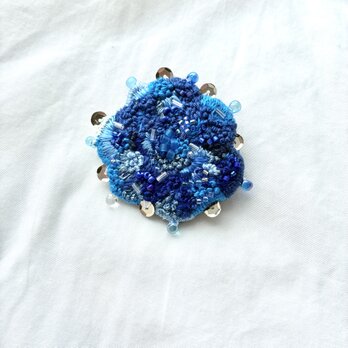 "Summer Blue "夏のブルーを楽しむ　刺繍ブローチの画像