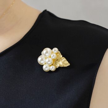 【ブローチ】ヴィンテージな真鍮のリーフ/葉っぱ付　たっぷり咲いたガラスパールのお花