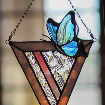 「ステンドグラスの青い蝶のサンキャッチャー／ピンク」　幸せを運ぶ　ステンドグラスパネル　オブジェの画像