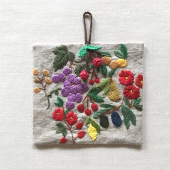 さくらんぼの飾り付き　花と果実の刺繍の飾り布　壁飾り　壁掛け　タペストリー　ウォールデコ　刺繍　フルーツ　花　果物の画像