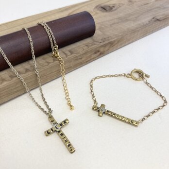 セール価格★2点セット❤️刻印クロスネックレス&ブレスレット  （真鍮）の画像