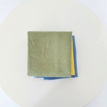 日用品店（布）リネンのハンカチ  40cm×40cm カーキ　use at home（家で使って）の画像