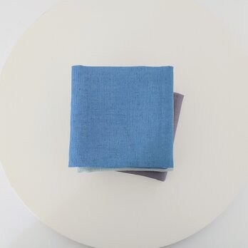 日用品店（布）リネンのハンカチ  40cm×40cm 青　use at home（家で使って）の画像