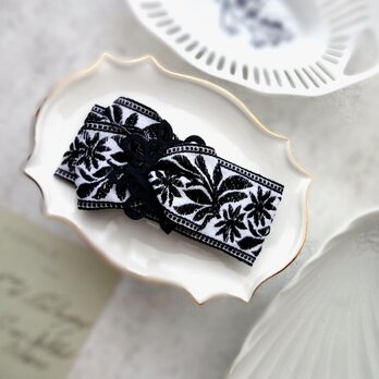 刺繡リボンのヘアクリップ ■ 重厚デザイン ■ 白地に黒の刺繍の花模様の画像