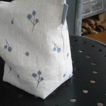 blue刺繍×linen  pouchの画像