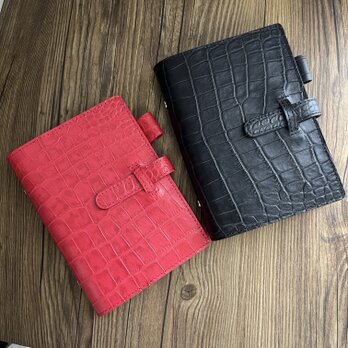 【送料無料】牛革 システム手帳バイブルサイズ 型押しクロコ・ブラック&レッドの画像