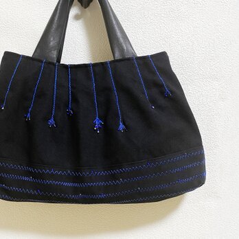 M様オーダー／青い糸刺繍の黒いかばんの画像