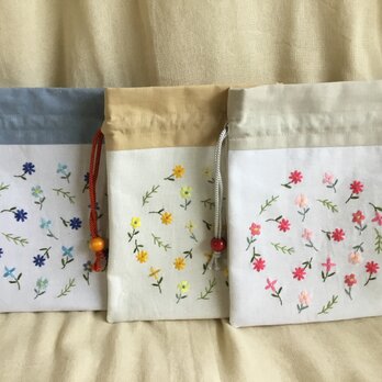 花刺繍の巾着・三色展開の画像