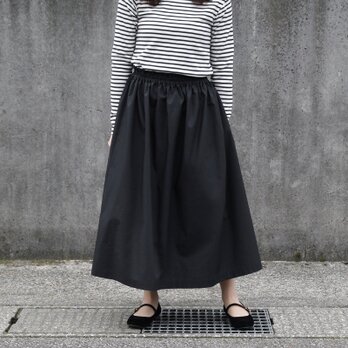 美しいシルエットで魅せる、大人のカジュアルスカート。 タイプライター（黒）の画像
