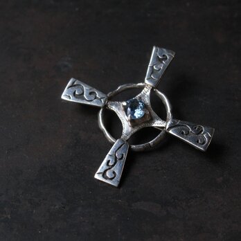 ケルト十字のブローチ　カイヤナイト/silverの画像