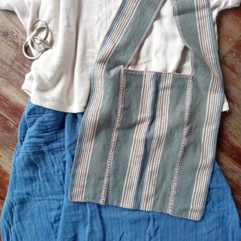 カレン族の手織りショルダーバッグ/藍グレー(白・茶のストライプ) /草木染めコットン, 手縫い/1点もの/タイ /フェアトレードの画像