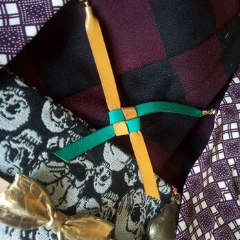 本革羽織紐　 飴+緑色　レザーを縁起の良い叶結びにし着物や浴衣の羽織に！の画像
