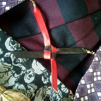 本革羽織紐　 赤+黒色　レザーを縁起の良い叶結びにし着物や浴衣の羽織に！の画像