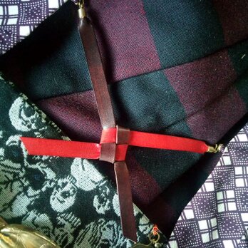本革羽織紐　 焦げ茶+赤色　レザーを縁起の良い叶結びにし着物や浴衣の羽織に！の画像