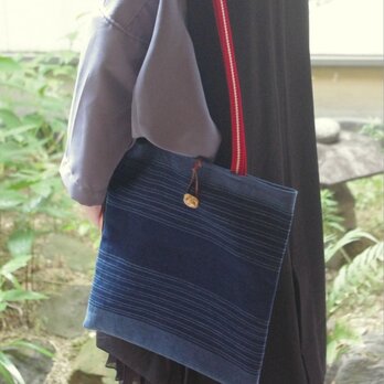 マチなしフラットバッグ【001】　A4が入るサイズ　藍色の縞　手織り布で作ったトートバッグ(内側にポケットあり）　の画像