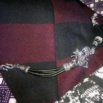 黒本革羽織紐　龍・ドラゴンモチーフシルバー金具使用　着物や浴衣の羽織に！の画像