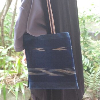 マチなしフラットバッグ【002】　A4が入るサイズ　藍色の縞＆絣模様　手織り布で作ったトートバッグ(内側にポケットあり）　の画像