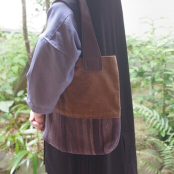 マチありバッグ【001】　A4が入るサイズ　酒袋（柿渋染めの布）＆裂き織り布で作ったトートバッグ(内側にポケットあり）　の画像