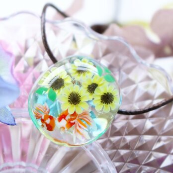 ひまわりと金魚のとんぼ玉ガラスペンダントの画像