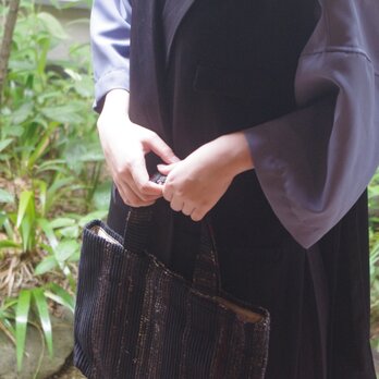マチありバッグ【002】　A4が入るサイズ　裂き織り布で作った、黒いシルクの手下げ型です。（内側にポケットあり）　の画像